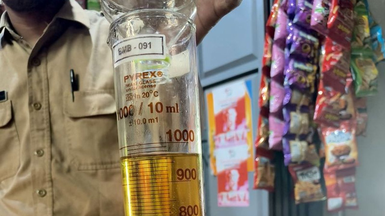 Dinas Perindustrian dan Perdagangan Banyumas menemukan Minyakita kemasan 1 liter tidak sesuai takaran, pedagang diminta membeli dari distributor resmi.