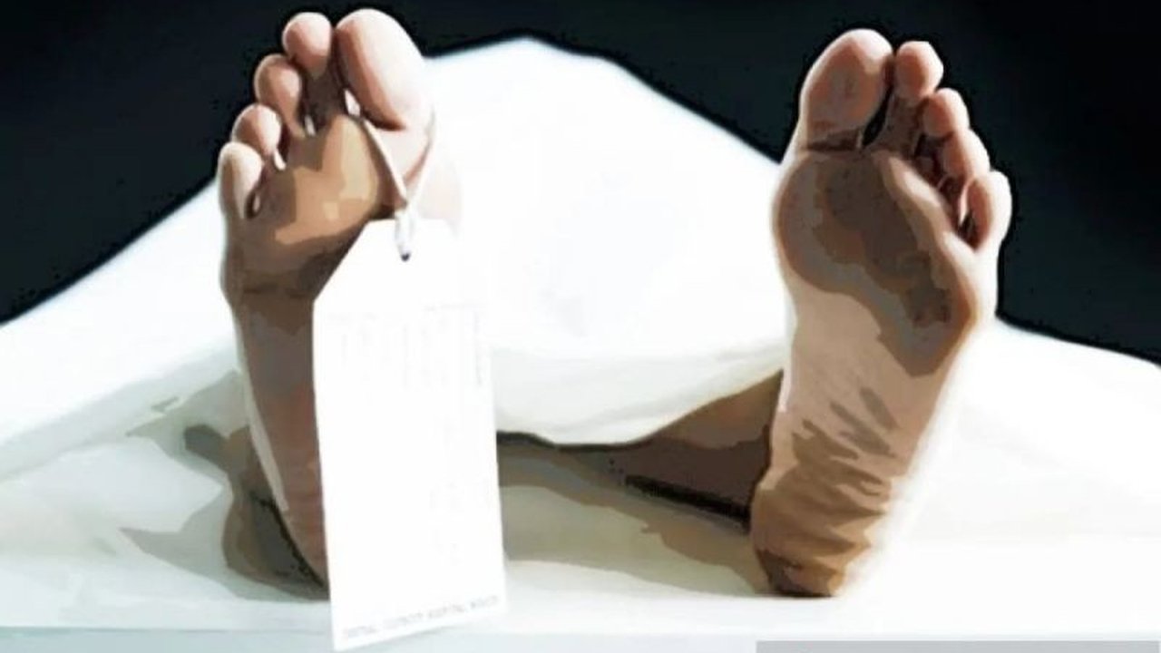 Seorang pria berusia 40 tahun ditemukan meninggal dunia di kontrakannya di Bantargebang, Bekasi setelah dua hari tidak terlihat; pihak kepolisian tengah menyelidiki penyebab kematiannya.