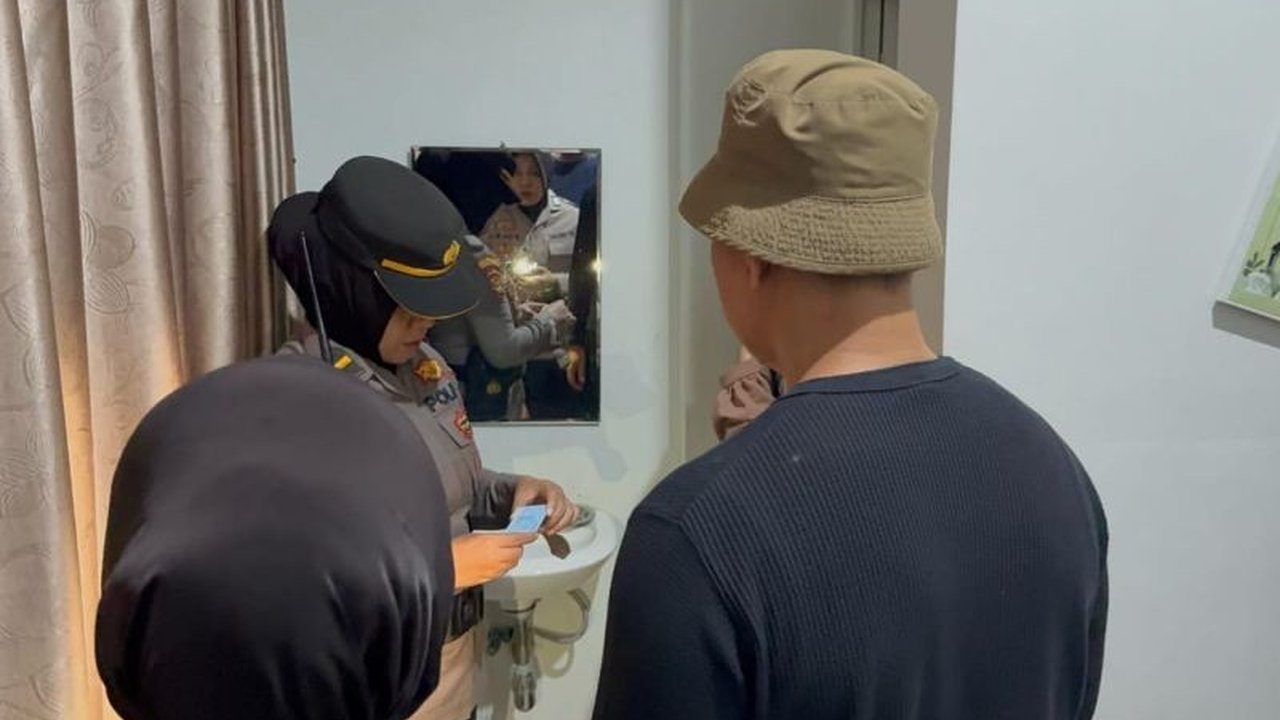 Polresta Bandarlampung gencarkan razia cipta kondisi jelang Ramadhan, mengamankan 12 pasangan bukan suami istri dan barang bukti alat kontrasepsi.