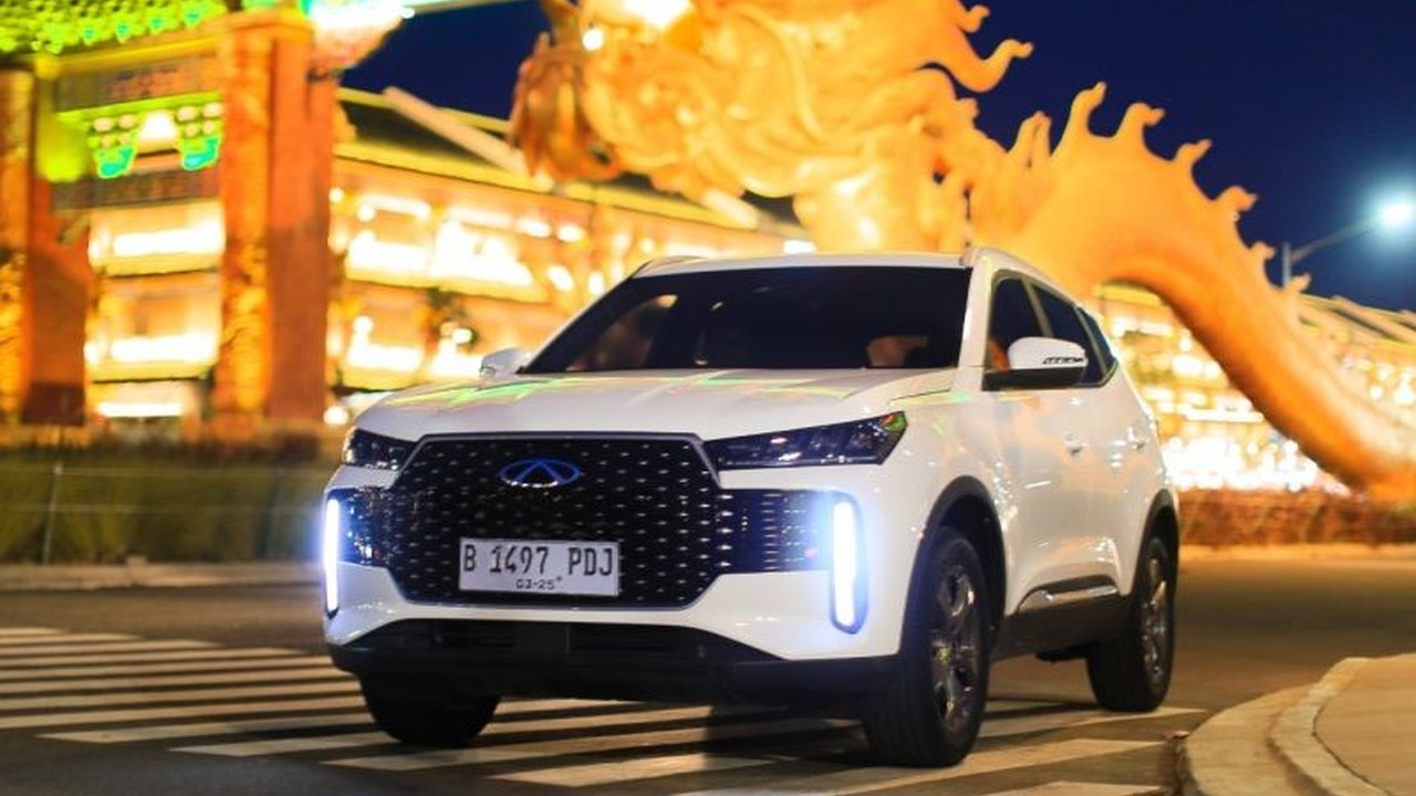 SUV Chery Tiggo Cross sukses besar dengan 1.600 Surat Pemesanan Kendaraan (SPK), melampaui target awal dan menandai kesuksesan Chery di pasar Indonesia.