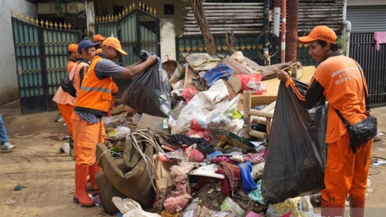 Menghadapi tumpukan sampah pascabanjir Kali Ciliwung, Pemkot Jaktim menerapkan strategi 'pengepokan' untuk efisiensi pengangkutan ke Bantar Gebang.