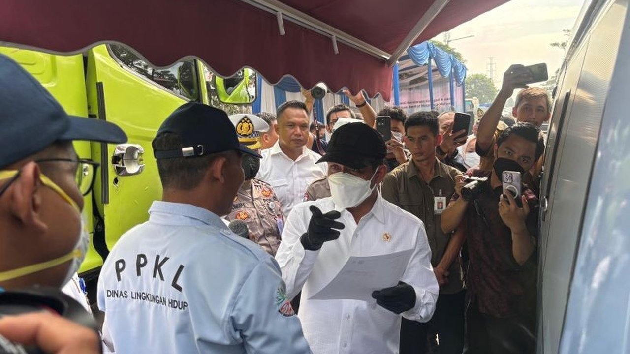 Kementerian Lingkungan Hidup (KLH) akan menindak tegas operator angkutan barang yang kendaraannya melewati baku mutu emisi dan berkontribusi pada polusi udara Jakarta dengan sanksi administratif dan pidana.
