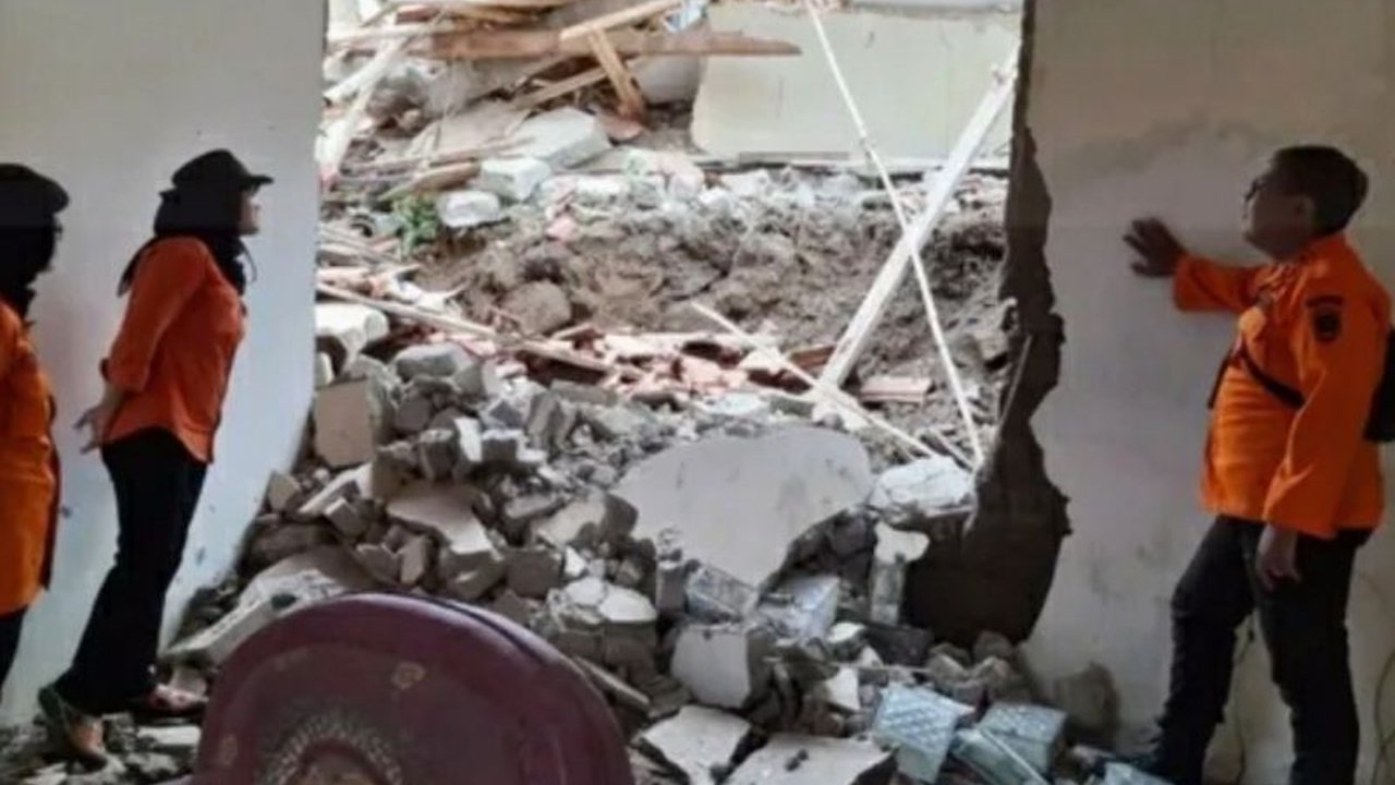 Hujan deras menyebabkan pergeseran tanah di Desa Cisarua, Purwakarta, mengakibatkan tujuh rumah rusak, akses jalan ambles, dan satu masjid ambruk.