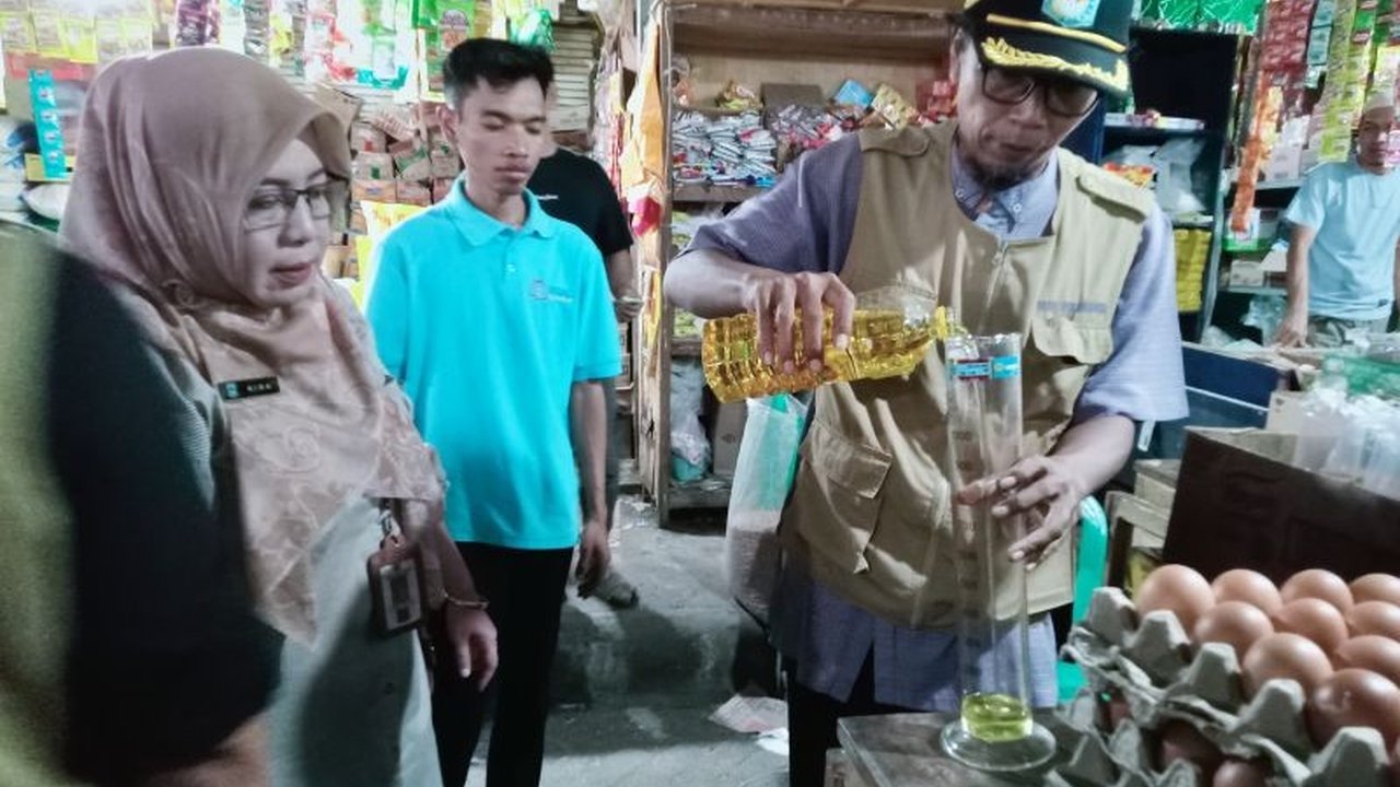 Dinas Perdagangan Kota Mataram menemukan peredaran Minyakita dengan volume kurang dari satu liter dan diduga dioplos dengan minyak goreng curah, merugikan konsumen.