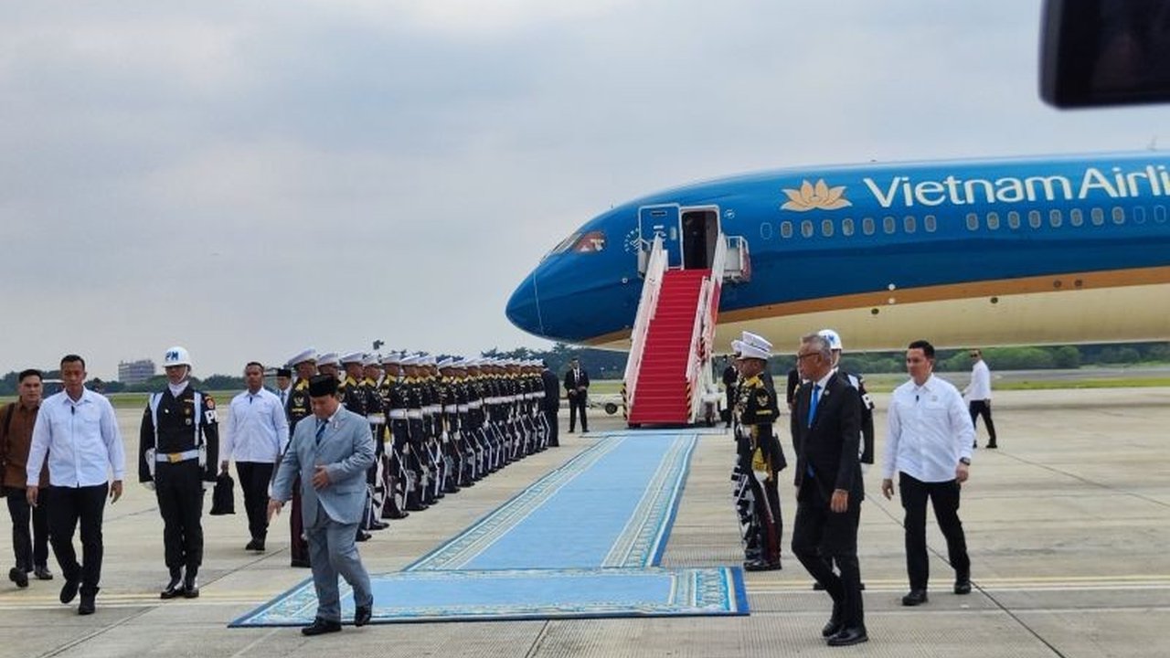 Presiden Prabowo Subianto melepas Sekjen Partai Komunis Vietnam, To Lam, di Halim Perdanakusuma, menandai berakhirnya kunjungan kenegaraan yang memperingati 70 tahun hubungan bilateral Indonesia-Vietnam.