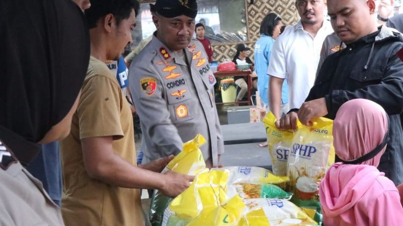 Polres Serang menggelar bazar Ramadhan untuk membantu UMKM memasarkan produk dan menyediakan sembako murah bagi masyarakat, sekaligus menstabilkan harga kebutuhan pokok jelang Lebaran.