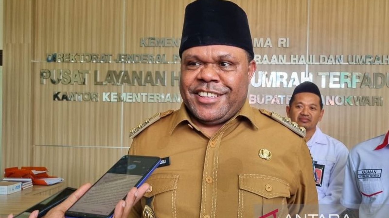 Bupati Manokwari, Hermus Indou, umumkan penyesuaian struktur birokrasi dan mutasi ASN untuk tingkatkan pelayanan publik dan percepat kemajuan Kabupaten Manokwari.