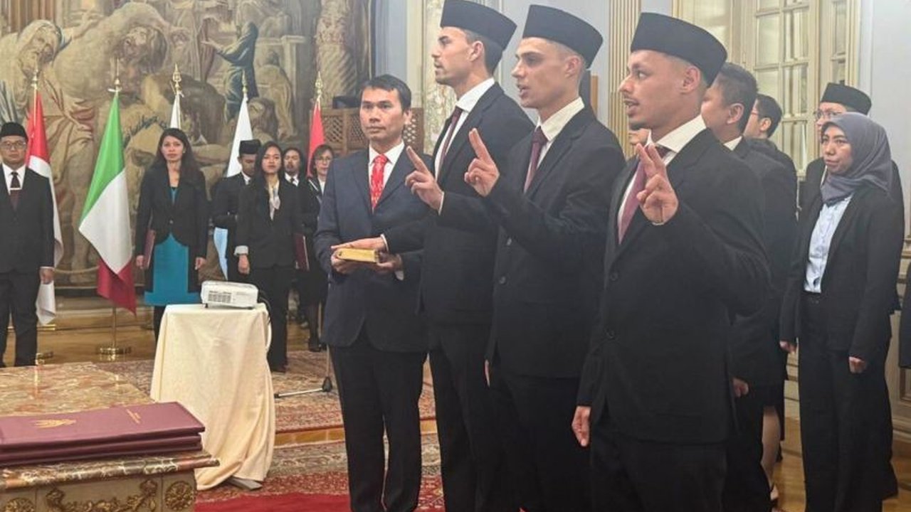 Tiga pemain keturunan, Joey Pelupessy, Dean James, dan Emil Audero, tinggal selangkah lagi membela Timnas Indonesia setelah menyelesaikan proses kewarganegaraan, kini menunggu perpindahan federasi FIFA.