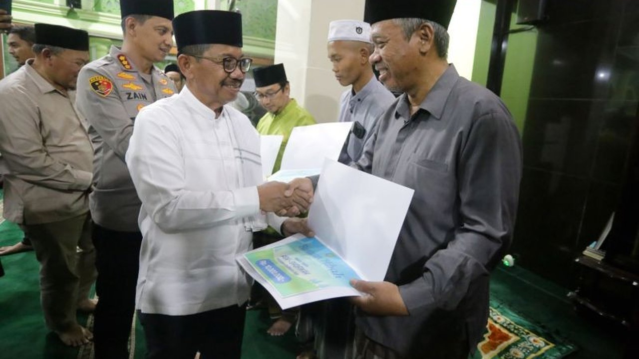 Pemkot Tangerang salurkan dana hibah Rp15,5 miliar kepada 200 lembaga pendidikan dan keagamaan untuk peningkatan kualitas pendidikan dan kesejahteraan guru, program 'Gampang Sekolah'.