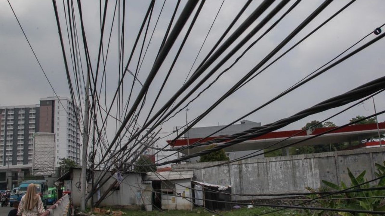 Seorang pria berusia 32 tahun meninggal dunia akibat tersengat listrik saat memasang rangka atap baja ringan di Depok; pihak keluarga menerima kejadian tersebut dan menolak autopsi.