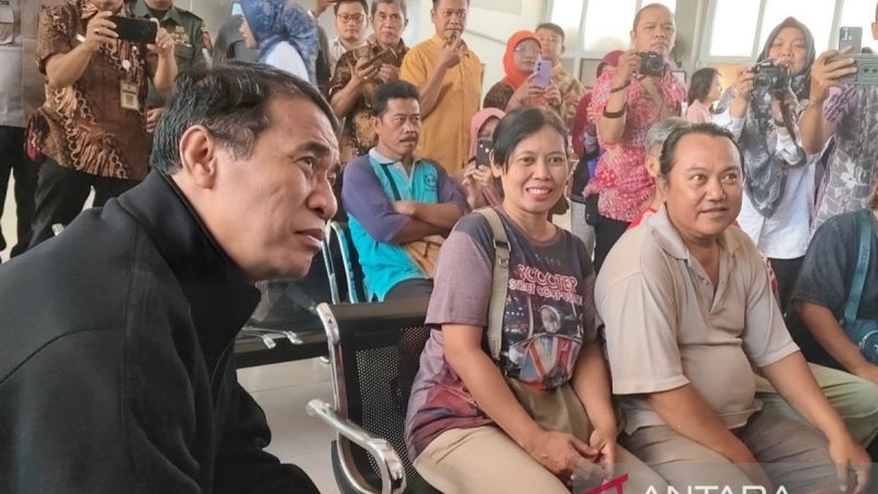 Menteri Pertanian meninjau operasi pasar murah di Solo, Jawa Tengah, memastikan harga bahan pokok seperti Minyakita di bawah HET menjelang Ramadhan dan Idul Fitri 2025.