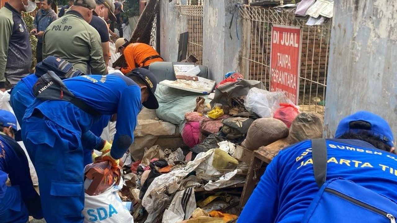 Pemkot Jaktim kerahkan 500 personel gabungan untuk membersihkan sampah dan lumpur sisa banjir di Cililitan Kecil dan beberapa kelurahan lainnya setelah Kali Ciliwung meluap.