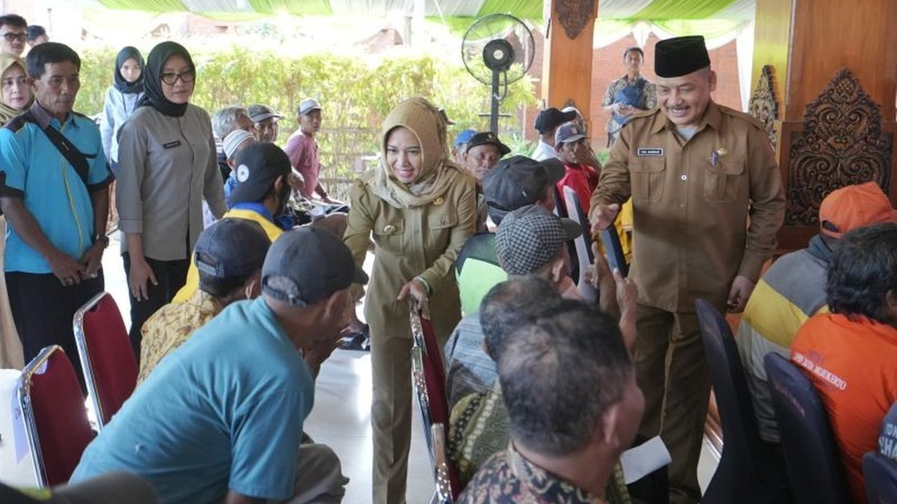 Pemerintah Kota Mojokerto menyalurkan bantuan sosial berupa uang tunai kepada 301 pengemudi becak menjelang Idul Fitri 1446 H/2025 untuk meringankan beban ekonomi mereka.