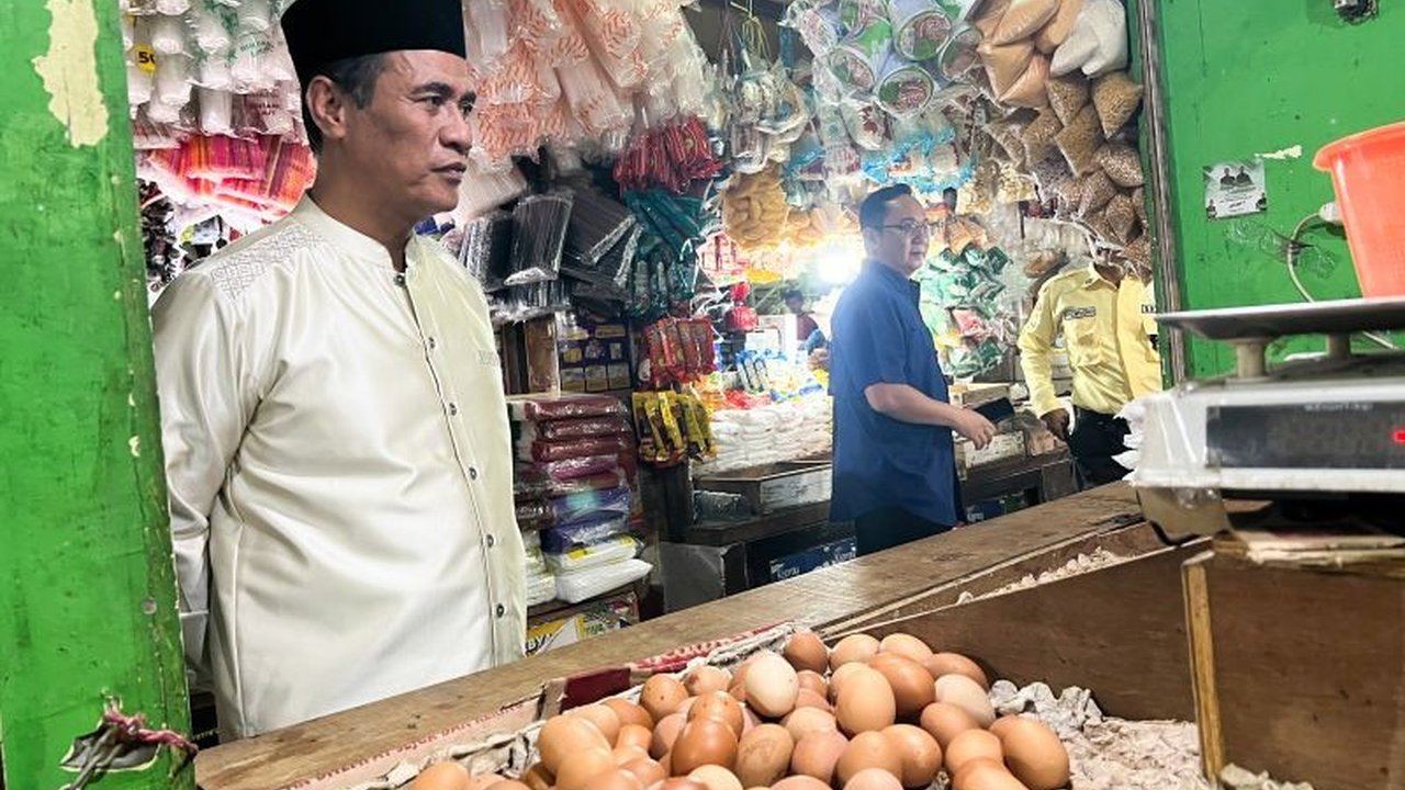 Pusat Informasi Harga Pangan Strategis (PIHPS) mencatat harga telur ayam dan cabai rawit merah mengalami kenaikan signifikan pada Selasa pagi, sementara komoditas pangan lainnya juga menunjukkan fluktuasi harga.