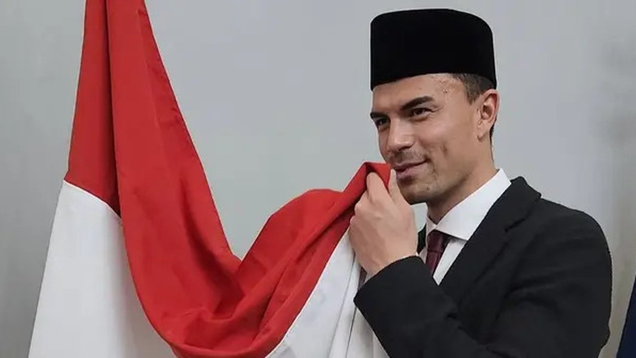 Emil Audero Mulyadi  resmi menjadi WNI setelah menjalani sumpah di Kedutaan Indonesia Roma, Italia, Senin (10/3/2025). (Dok. PSSI)