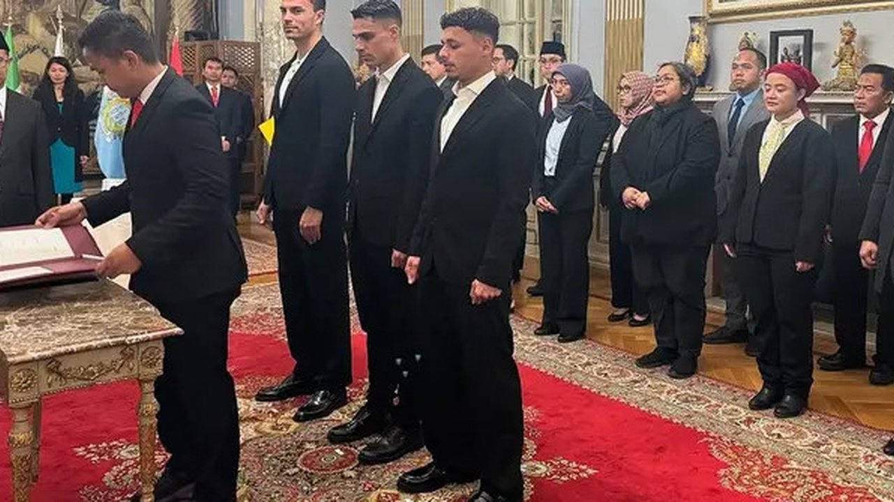 Emil Audero, Dean James, dan Joey Pelupessy dilantik sebagai Warga Negara Indonesia (WNI) oleh Kementerian Hukum (Kemenkum) RI di Kedutaan Besar Republik Indonesia (KBRI) di Roma, Italia.