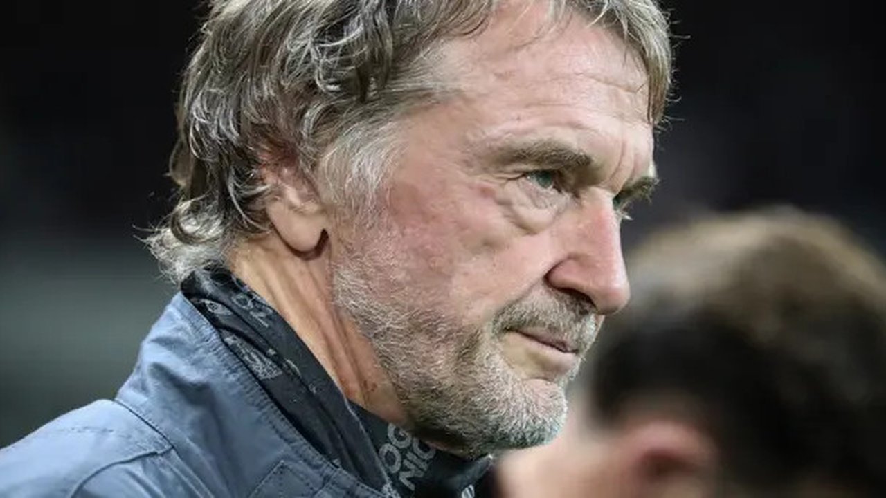 Ketua Grup INEOS Inggris Sir Jim Ratcliffe melihat sebelum pertandingan Liga1 Prancis antara Nice dan PSG di stadion 