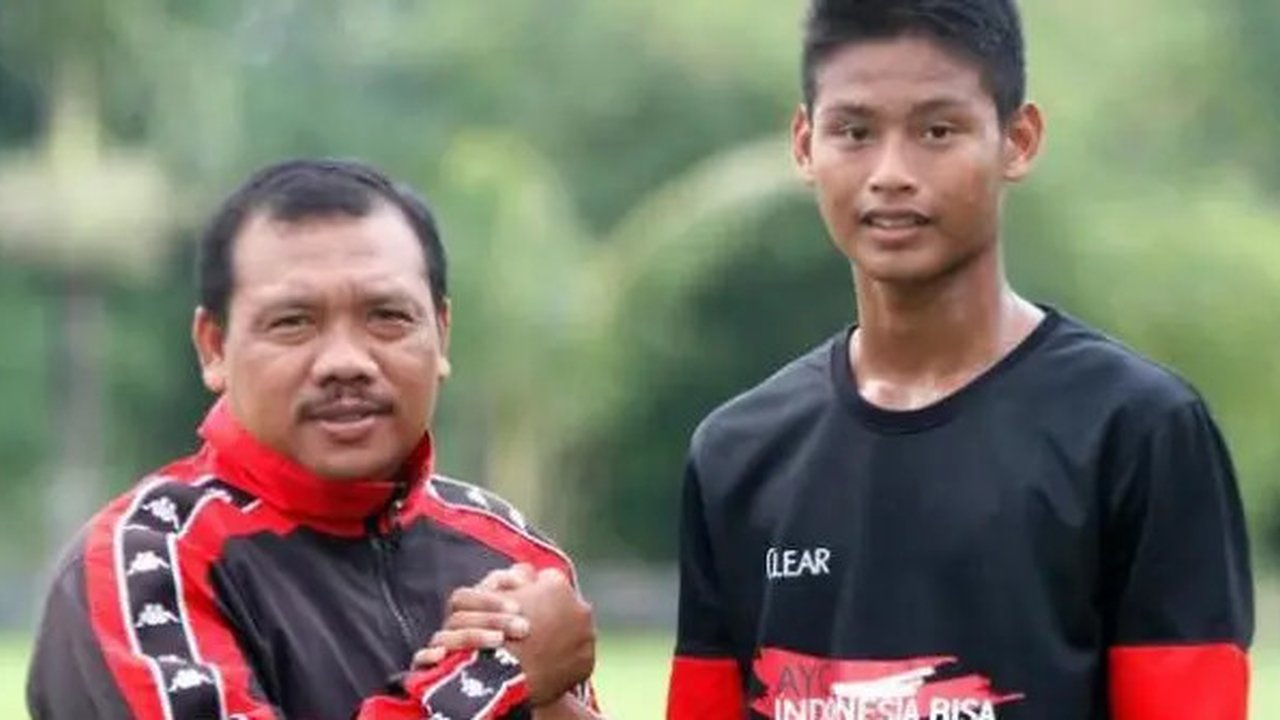 Bambang Drajad (kiri), pelatih Septian Satria Bagaskara sejak usia dini di SSB Triple S Kota Kediri ingin mantan anak didiknya itu berkontribusi untuk Timnas Indonesia pada Kualifikasi Piala