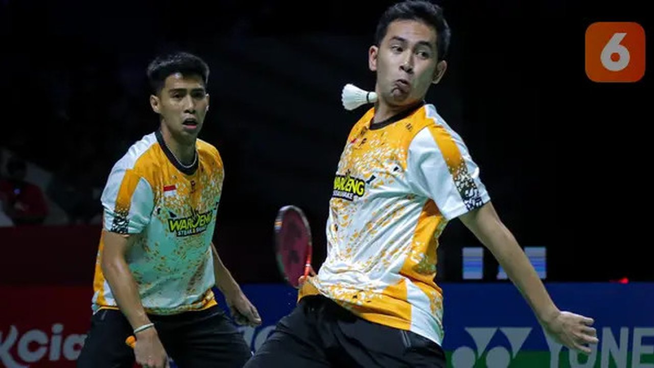 Pebulu tangkis ganda putra Indonesia, Moh Reza Pahlevi gagal mengembalikan bola smes saat menghadapi pasangan Malaysia, Man Wei Chong/Kai Wun Tee pada laga semifinal turnamen bulu tangkis