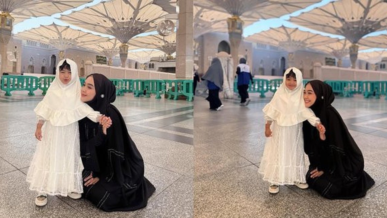 4 Potret Ria Ricis dan Moana saat di Masjid Nabawi, Kontras tapi Serasi Kenakan Hitam dan Putih