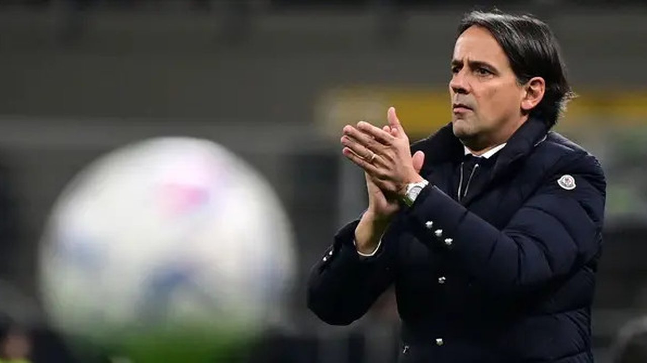 Pelatih Inter Milan, Simone Inzaghi memberikan instruksi kepada pemainnya saat laga lanjutan Liga Italia 2023/2024 melawan Empoli yang berlangsung di Stadion Giuseppe Meazza, Milan, Italia, S