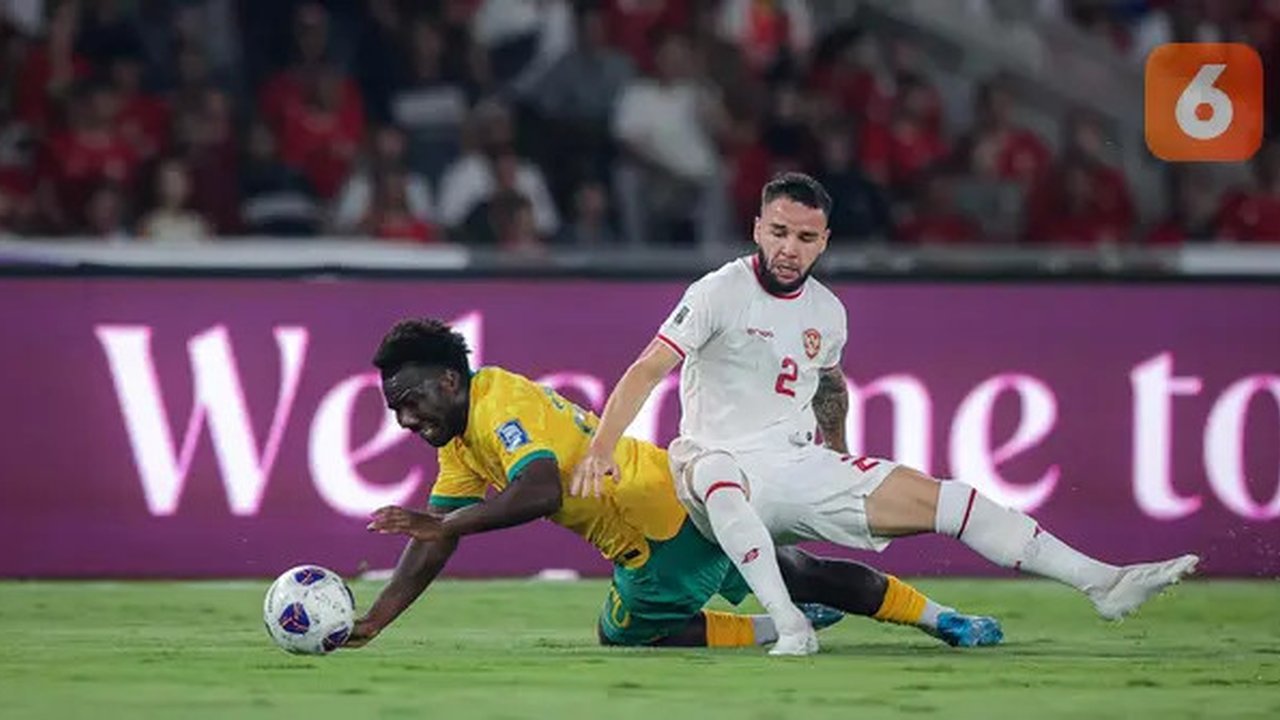 Pemain Timnas Indonesia, Calvin Verdonk, berebut bola dengan pemain Australia, Nestory Irankunda, pada laga kedua Grup C Kualifikasi Piala Dunia 2026 Zona Asia di Stadion Utama G