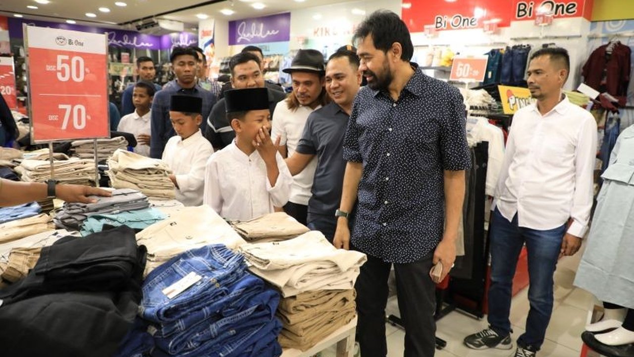 Gubernur Aceh Belanja Baju Lebaran untuk 120 Anak Yatim di Lhokseumawe