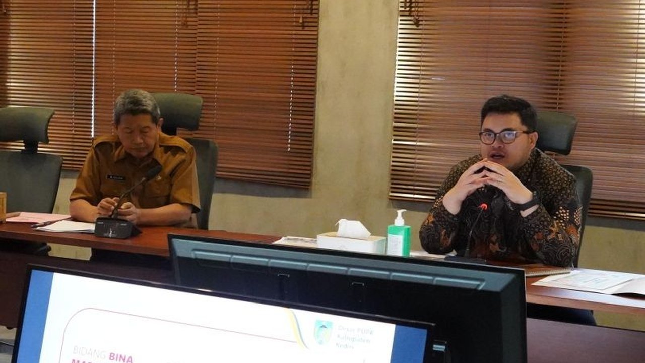 Pemerintah Kabupaten Kediri akan memprioritaskan perbaikan jalan kabupaten pada tahun 2025 setelah sebelumnya fokus pada perbaikan jalan desa, guna meningkatkan kemantapan jalan dan mencegah kerusakan lebih lanjut.