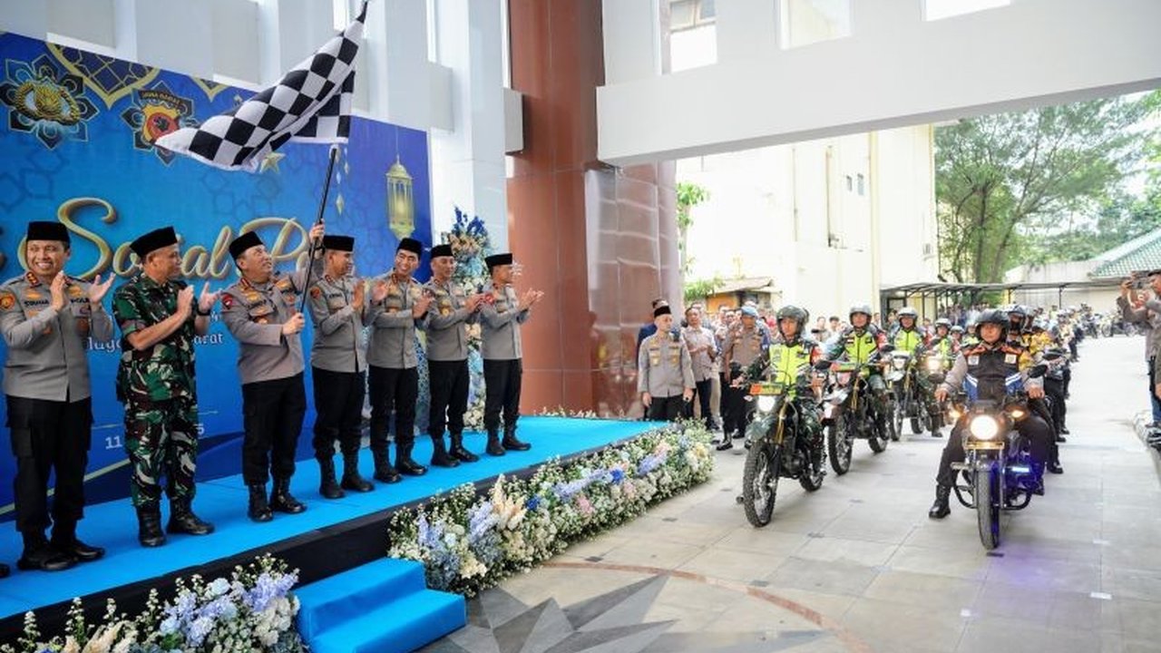 Kapolri Jenderal Listyo Sigit Prabowo membagikan 4.900 paket sembako dan 191 bingkisan untuk masyarakat, ulama, dan anak yatim di Jawa Barat selama Safari Ramadhan, guna mempererat silaturahmi dan meningkatkan kepedulian sosial.