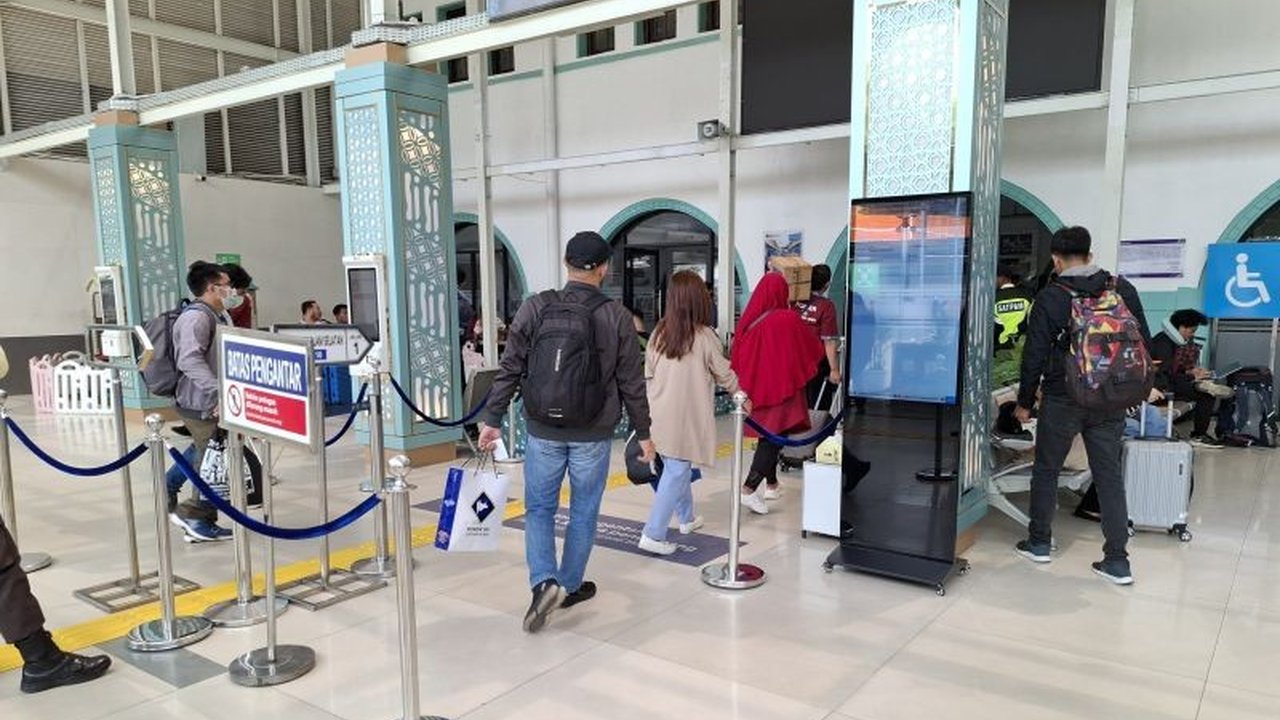 PT KAI Daop 1 Jakarta menambah 32 perjalanan kereta api jarak jauh untuk Angkutan Lebaran 2025 guna memenuhi lonjakan permintaan penumpang selama periode mudik.
