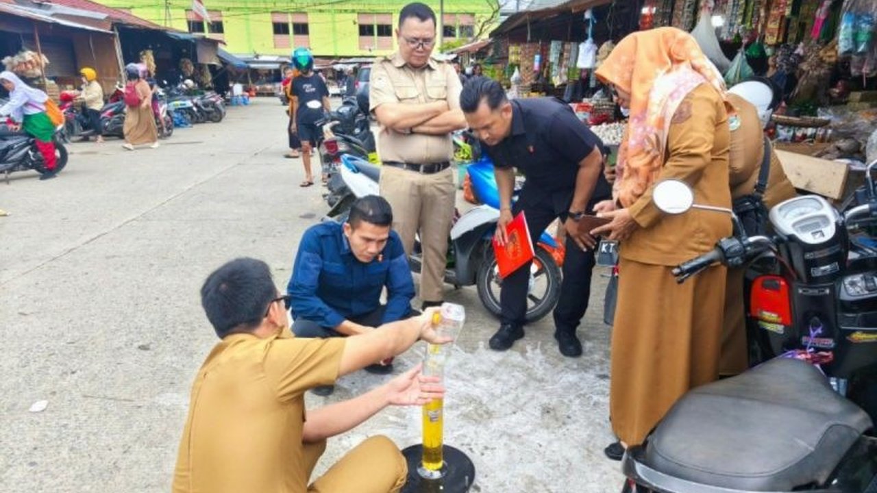 Polda Sulbar bersama Disperindag mengungkap temuan mengejutkan: Minyakita kemasan 1 liter ternyata tidak sesuai takaran di pasar Mamuju, Sulawesi Barat. Razia juga menemukan harga jual di atas HET.