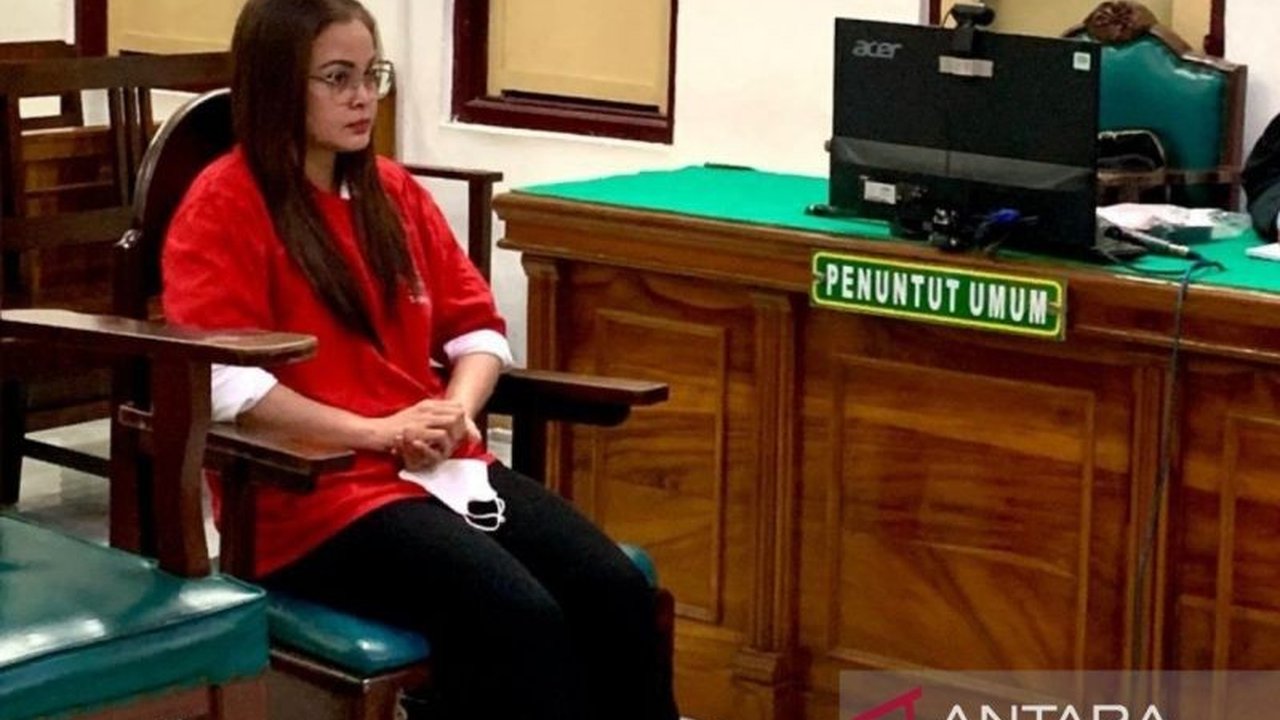 Jaksa menuntut Dewi Tiffany Nisha, ibu yang menganiaya anak kandungnya di Medan, dengan hukuman satu tahun penjara karena melanggar Undang-Undang Perlindungan Anak.