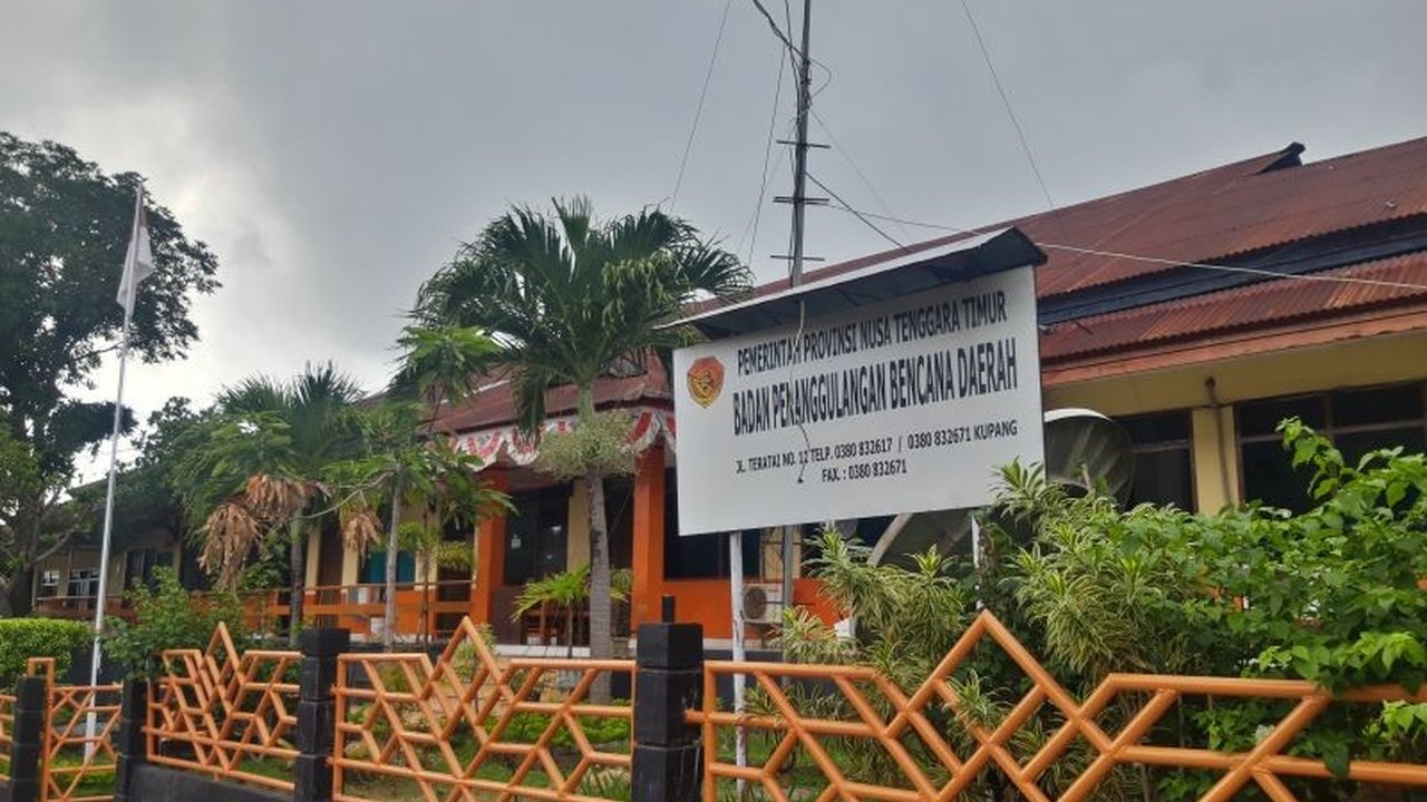 Badan Penanggulangan Bencana Daerah (BPBD) NTT mengimbau masyarakat untuk aktif memantau informasi terkini terkait bencana alam dan menghindari hoaks guna mengantisipasi potensi bencana hidrometeorologi di musim hujan.