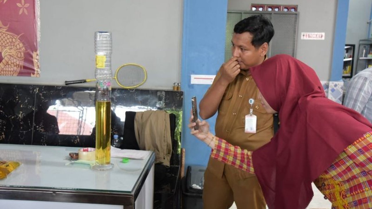 Disdagprin Bengkalis menemukan Minyakita kemasan 1 liter dengan takaran berlebih saat sidak ke sejumlah gudang, temuan ini menimbulkan pertanyaan terkait pengawasan distribusi Minyakita.