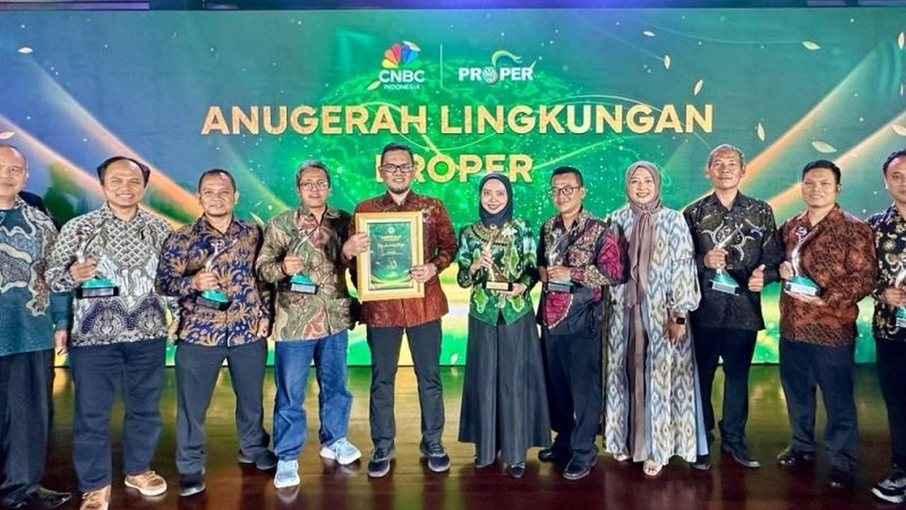 Danone Indonesia melalui inisiatif AQUA meraih penghargaan Proper Emas 2024 berkat komitmen pengelolaan DAS terintegrasi yang mendukung ketahanan pangan nasional.