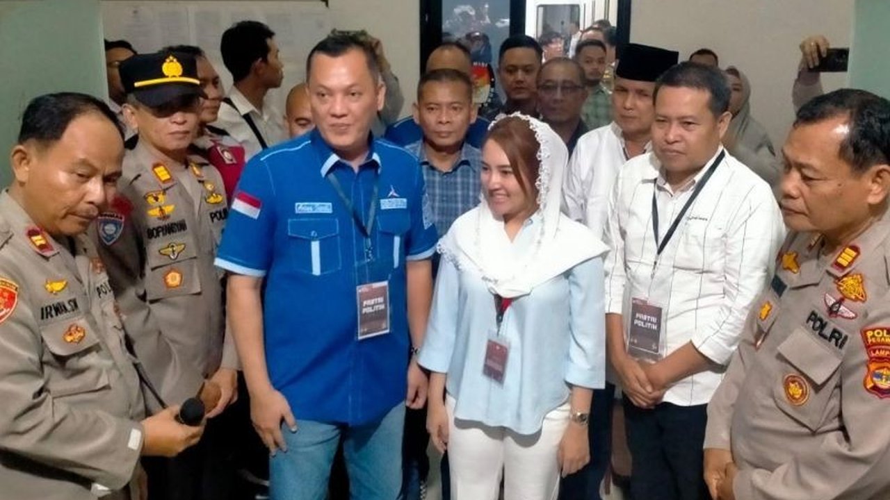 KPU Pesawaran menolak pendaftaran Elin Septiani, istri Aris Sandi, sebagai calon bupati pengganti dalam PSU Pilbup Pesawaran 2024 karena berkas tidak lengkap dan bertentangan dengan putusan MK.