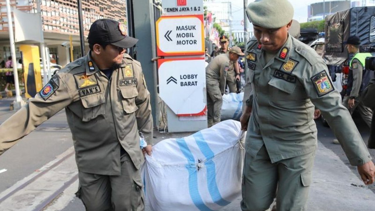Pemkot Jakpus tertibkan pedagang dan parkir liar di Pasar Senen untuk menjaga ketertiban umum dan kenyamanan pengunjung, sekaligus menjaga Pasar Senen sebagai ikon Jakarta.