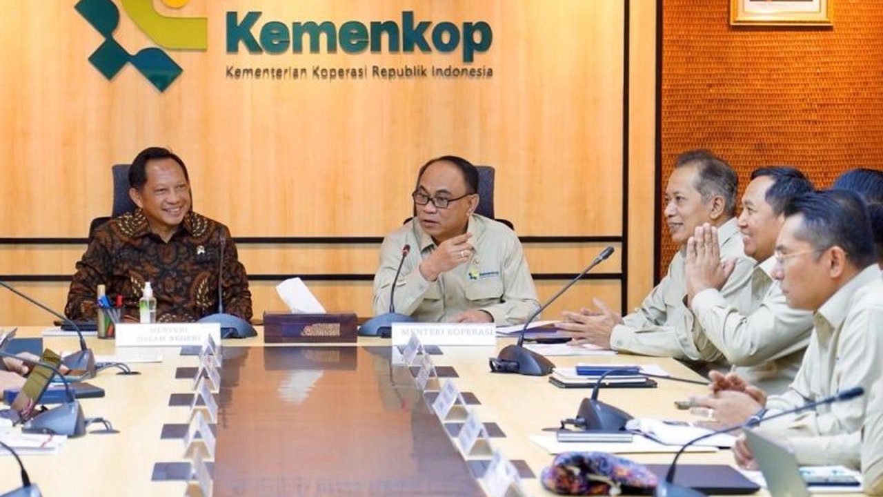 Menkop Budi Arie Setiadi menegaskan Koperasi Desa Merah Putih hadir sebagai solusi ekonomi desa, bukan pengganti BUMDes, dan mendapat dukungan penuh dari Apdesi.