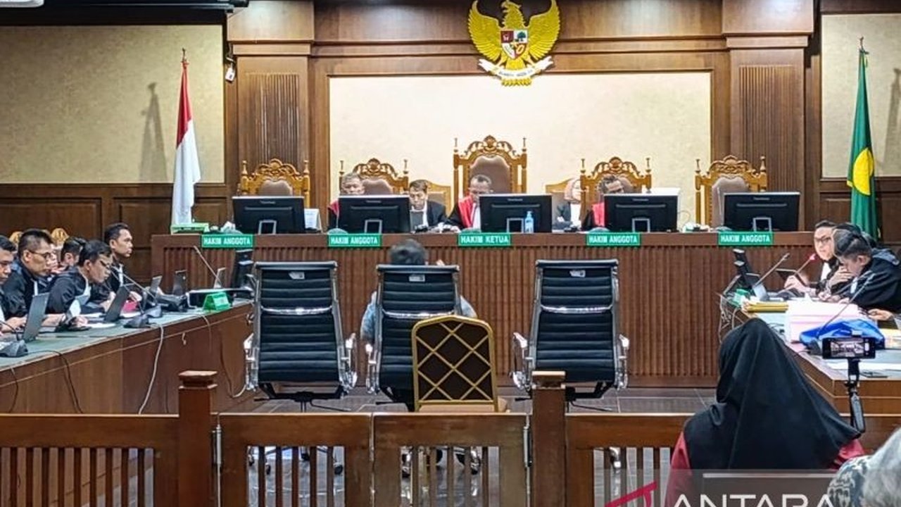Pakar hukum pidana Unsoed mengungkapkan hakim dilarang bertemu pihak berperkara, termasuk penasihat hukum, dan menyebut pertemuan tersebut dapat menjadi indikasi suap dalam kasus vonis bebas Ronald Tannur.