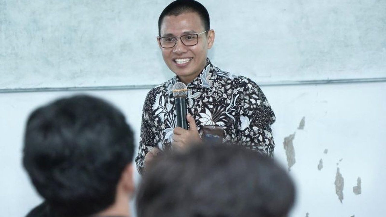 PLN UID Kalselteng berkolaborasi dengan Universitas Lambung Mangkurat (ULM) dalam kuliah tamu bertema ketahanan energi dan energi baru terbarukan, mendorong mahasiswa untuk berkontribusi dalam pengembangan energi hijau di Indonesia.