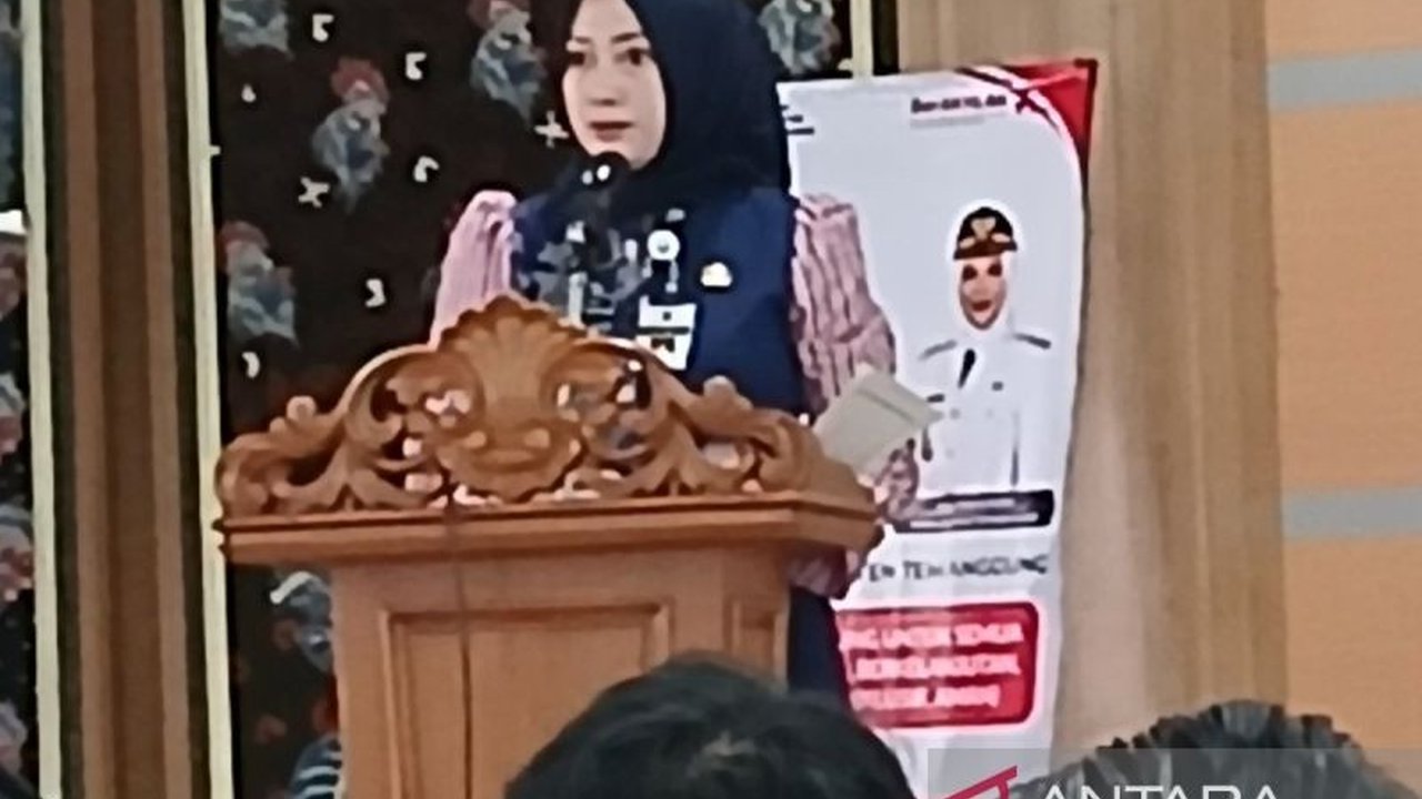 Bupati dan Wakil Bupati Temanggung, Agus Setyawan dan Nadia Muna, prioritaskan penataan pedagang kaki lima (PKL) dalam 100 hari pertama kepemimpinan mereka untuk meningkatkan perekonomian daerah.