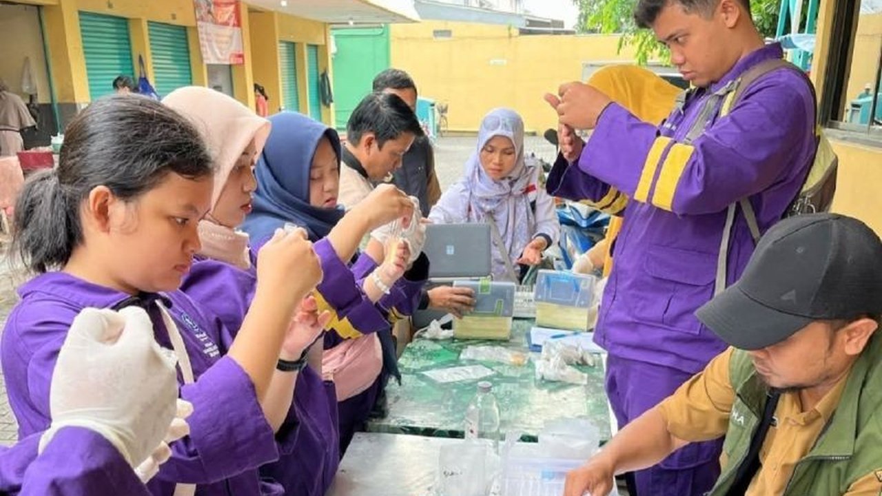 Pemerintah Kota Tangerang melakukan sidak keamanan pangan di pasar tradisional dan modern untuk memastikan produk yang dijual aman dikonsumsi masyarakat jelang hari besar keagamaan nasional.