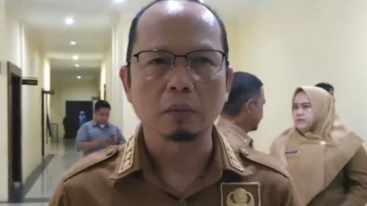 Bupati Bangka Tengah, Algafry Rahman, mengawasi langsung penyaluran BLT Dana Desa di 56 desa untuk memastikan bantuan tepat sasaran kepada 2.069 keluarga penerima manfaat.