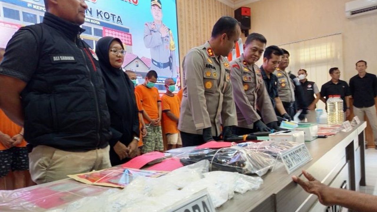 Operasi Pekat Semeru 2025 di Madiun Kota berhasil mengungkap empat kasus narkoba dengan tujuh tersangka dan barang bukti 11,22 gram sabu serta 24.000 pil obat keras berbahaya.