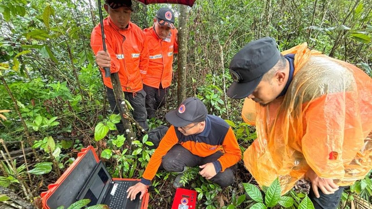 Tim BPBD Jawa Timur gencar melakukan survei pemetaan potensi tanah bergerak di 14 lokasi di Jawa Timur menggunakan metode mikrotremor dan foto udara, merespon peningkatan potensi gerakan tanah di tahun ini.