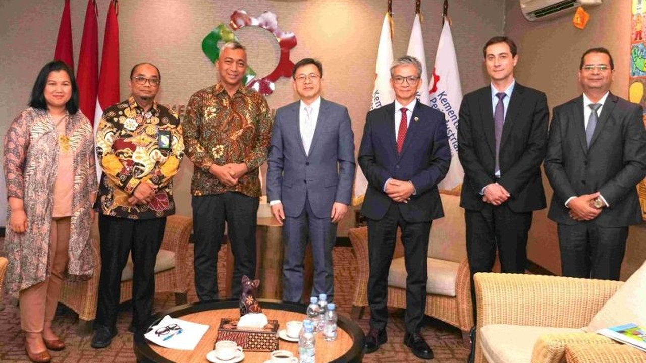 Kementerian Perindustrian (Kemenperin) dan UNIDO memperkuat kolaborasi untuk mendorong pembangunan industri hijau dan hilirisasi nikel di Indonesia, termasuk pengembangan teknologi daur ulang baterai kendaraan listrik.