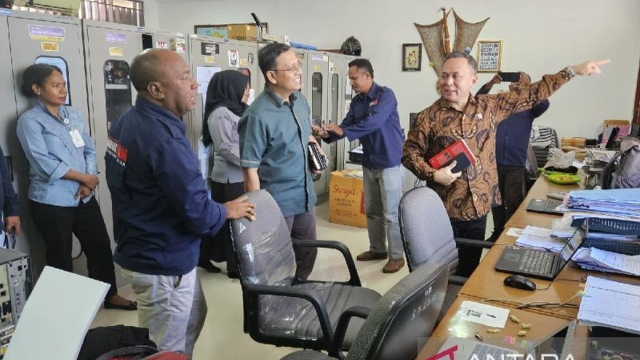 Wakil Menteri HAM meminta Komnas HAM Papua prioritaskan dialog kemanusiaan untuk selesaikan pelanggaran HAM, termasuk kasus berat di Wasior dan Wamena yang ditarget tuntas di 2025.