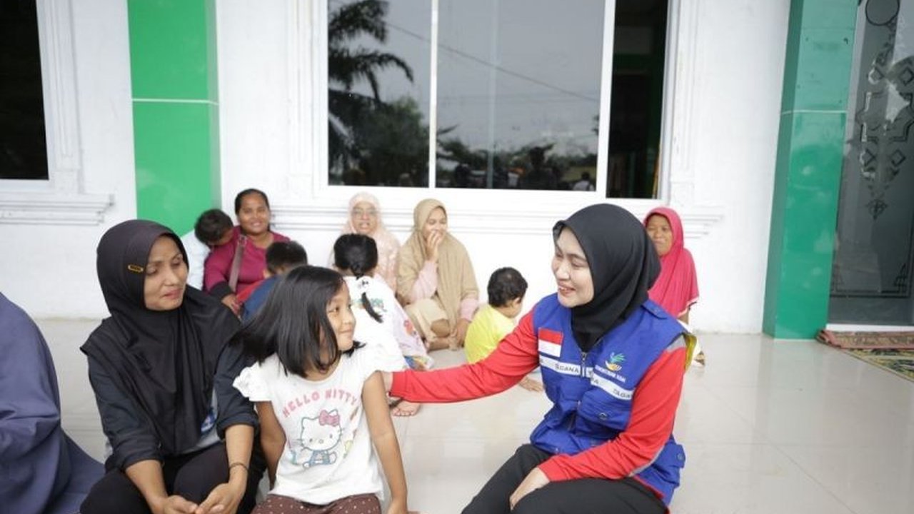 Ketua TP-PKK Riau, Henny Sasmita Wahid, menyalurkan ratusan paket makanan siap saji kepada warga terdampak banjir di Jalan Nelayan, Pekanbaru, sebagai bentuk kepedulian dan meringankan beban korban.