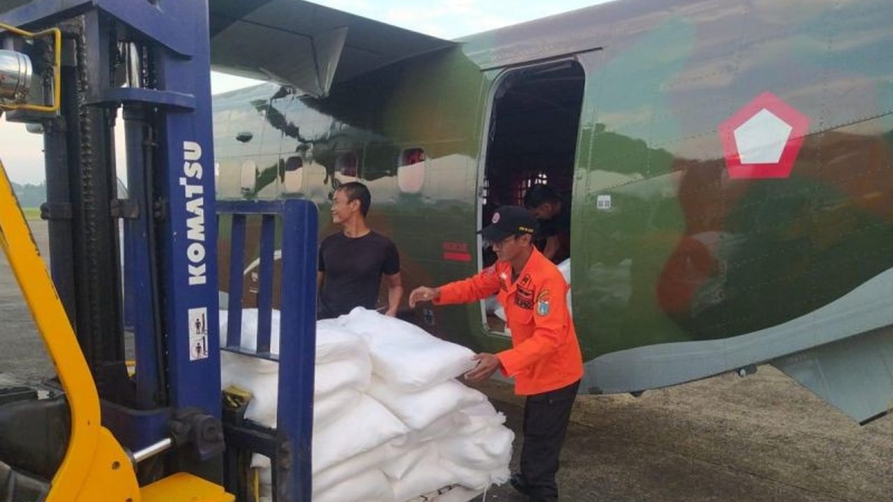 Operasi Modifikasi Cuaca (OMC) di Jakarta dimulai dengan penyemaian 2,4 ton garam untuk mengurangi potensi hujan ekstrem dan mencegah banjir.