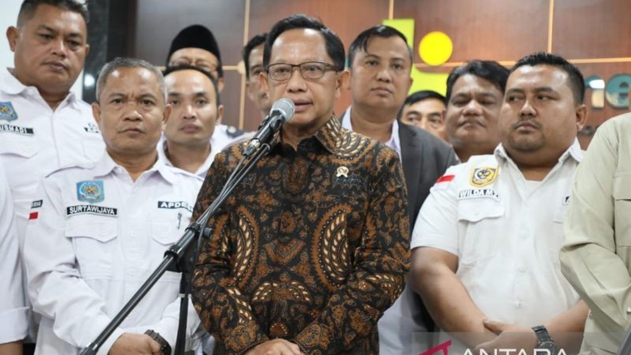 Mendagri Tito Karnavian dan Menkop Budi Arie Setiadi mendukung penuh pembentukan Koperasi Desa Merah Putih untuk memperkuat ekonomi desa, menekan urbanisasi, dan mewujudkan ketahanan pangan.